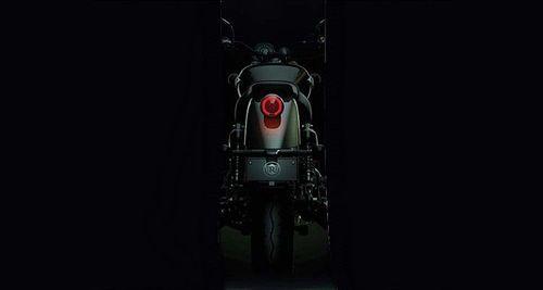 Royal Enfield Super Meteor 650 Teased, Debut At EICMA On November 8 टीज़र से मोटरसाइकिल के पिछले प्रोफाइल का पता चलता है, जो पहले देखी गई बाइक के जासूसी तस्वीरों से मेल खाती है और पिछले साल EICMA में प्रदर्शित SG650 कॉन्सेप्ट से काफी प्रेरित है.