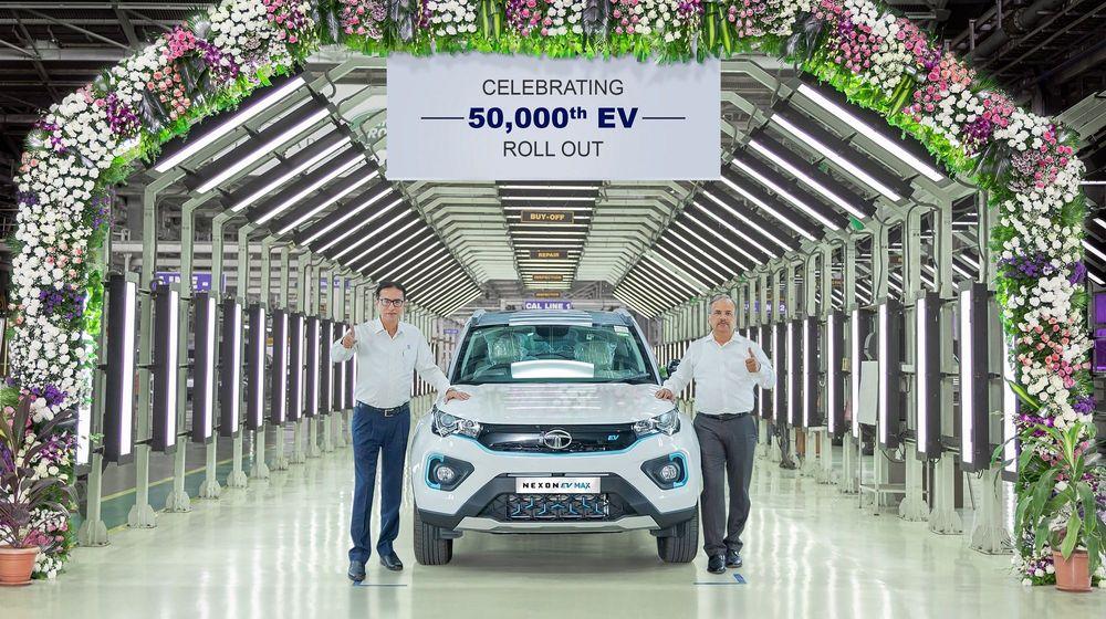 Tata Motors Rolls Out Its 50,000th Electric Vehicle टाटा मोटर्स ने कंपनी के पुणे प्लांट से अपना 50,000वां इलेक्ट्रिक वाहन उतारा है. मील का पत्थर हासिल करने वाली कार टाटा नेक्सॉन ईवी मैक्स थी.