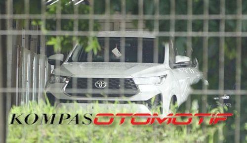 Toyota Innova Hycross Spotted Undisguised Ahead Of Official Debut एमपीवी को इंडोनेशिया में देखा गया था, जहां आगामी टोयोटा इनोवा हाइक्रॉस 25 नवंबर, 2022 को भारत में पेश होने से पहले अपनी वैश्विक शुरुआत करेगी.