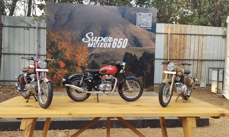Rider Mania 2022: Royal Enfield Unveils 1:3 Scale Models For Classic 350 & Classic 500 राइडर मेनिया 2022 में, रॉयल एनफील्ड ने अपनी क्लासिक 350 और क्लासिक 500 मोटरसाइकिलों के लिए 1:3 स्केल मॉडल भी प्रदर्शित किए, जिन्हें भारत में डीलरशिप पर बेचा जाएगा.