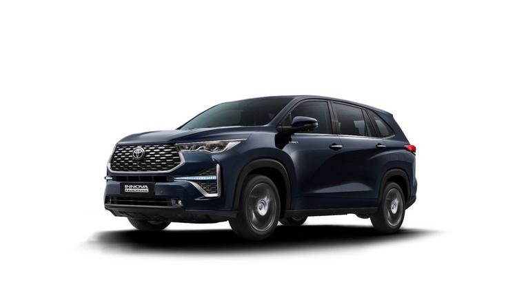 2023 Toyota Innova HyCross Bookings Begin In India; Booking Amount is Rs. 50,000 टोयोटा किर्लोस्कर मोटर ने इनोवा हाइक्रॉस को पेश कर दिया है, जिसे अगले साल इनोवा क्रिस्टा डीजल के साथ बेचा जाएगा. कंपनी ने नए मॉडल के लिए बुकिंग शुरू कर दी है, जिसकी डिलीवरी जनवरी 2023 में शुरू होने की संभावना है.