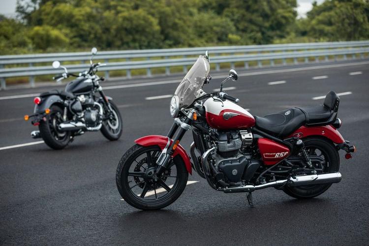 EICMA 2022: Royal Enfield Super Meteor 650 Unveiled EICMA 2022 के मुख्य आकर्षण में से एक रॉयल एनफील्ड ने बिल्कुल नई सुपर मीटिओर 650 क्रूजर से पर्दा उठा दिया. समान 647 cc पैरेलल-ट्विन इंजन के साथ आने वाली, सुपर मीटिओर रॉयल एनफील्ड की तीसरी 650 सीसी मोटरसाइकिल है.