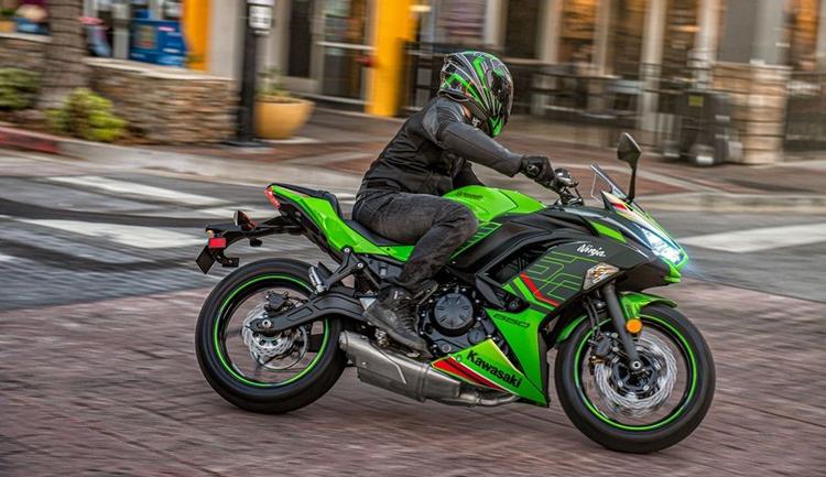 Kawasaki Ninja 650, Vulcan S Get Discounts Of Up To Rs. 60,000 कावासाकी एक "गुड टाइम्स वाउचर" का विस्तार कर रहा है जिसे निंजा 650 और वल्कन एस के खरीदार चेकआउट पर भुना सकते हैं.
