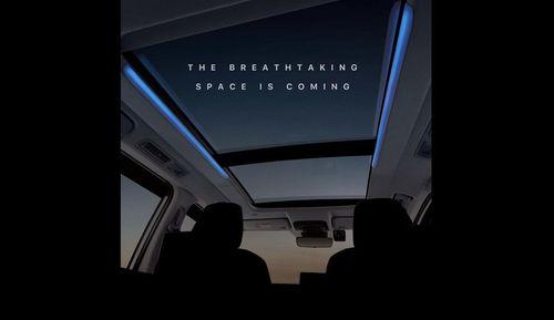 जल्द पेश होने वाली टोयोटा इनोवा हाइक्रॉस के नए टीज़र में MPV के कैबिन का हुआ खुलासा वैश्विक प्रदर्शन से पहले, टोयोटा इंडोनेशिया ने इनोवा हाइक्रॉस का एक नया टीज़र जारी किया है जो हमें एमपीवी के कैबिन की एक झलक देता है, जिसमें अब एक बड़ी पैनोरमिक सनरूफ देखने को मिलेगी.