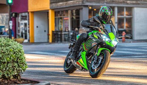 2023 Kawasaki Ninja 650 Launched In India, Priced At Rs. 7.12 Lakh अपडेटेड MY23 कावासाकी निंजा 650 केवल एक रंग - लाइम ग्रीन में पेश की गई है और 2023 वर्सेस 650 की तरह, यह भी अब KTRC (कावासाकी ट्रैक्शन कंट्रोल) के साथ आती है.