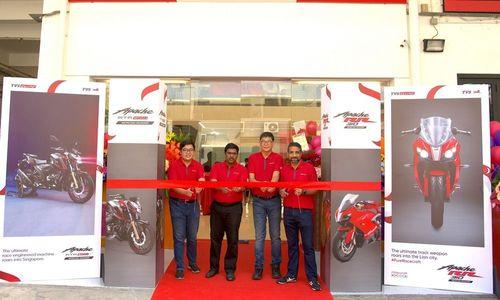 TVS Motor Company Enters Singapore; Opens First Experience Centre दोपहिया वाहन निर्माता कंपनी अपनी अपाचे रेंज के मॉडल पेश कर रही है.