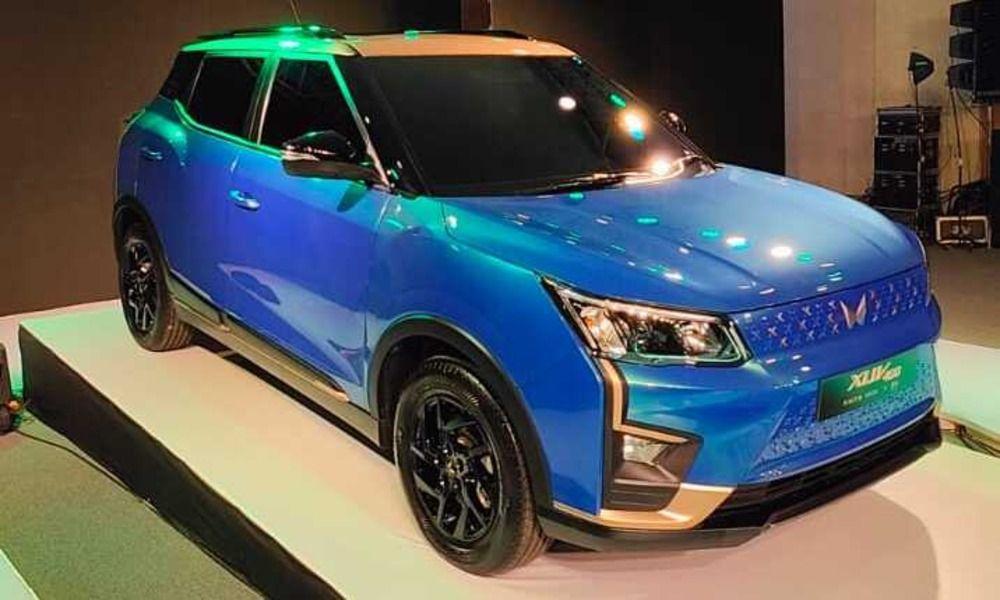 XUV400 के स्पेशल एडिशन को महिंद्रा के मुख्य डिजाइन अधिकारी प्रताप बोस और फैशन डिजाइनर रिमझिम दादू ने मिलकर बनाया है.