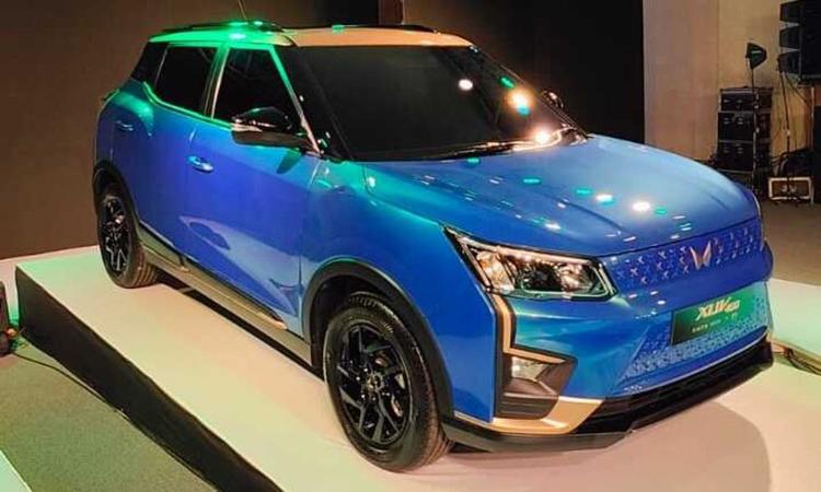 Mahindra XUV400 Exclusive Edition Auction Open; Bidding Crosses Rs 1 Crore In 21 Minutes XUV400 के स्पेशल एडिशन को महिंद्रा के मुख्य डिजाइन अधिकारी प्रताप बोस और फैशन डिजाइनर रिमझिम दादू ने मिलकर बनाया है.