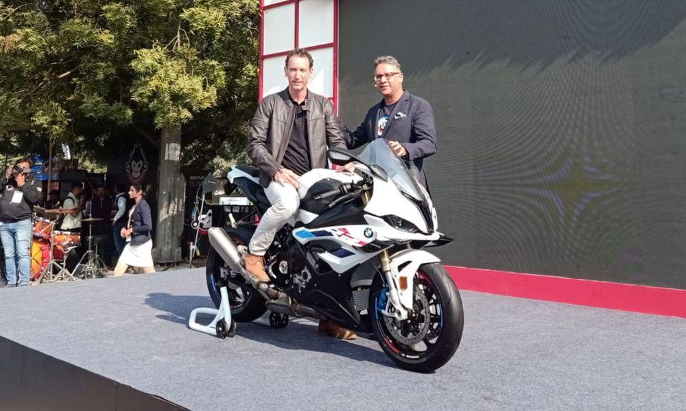 2023 BMW S 1000 RR Launched In India; Prices Start At Rs. 20.30 Lakh बदली हुई बीएमडब्ल्यू S 1000 RR को अधिक तकनीक, महत्वपूर्ण स्टाइल के साथ-साथ थोड़ूी ज्यादा ताकत मिलती है.