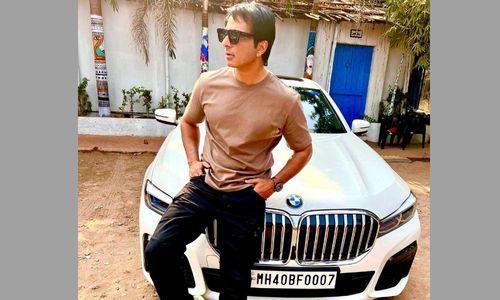 अपनी नई लग्जरी सेडान BMW 7 सीरीज के साथ अभिनेता सोनू सूद ने साझा की तस्वीरें अपनी नई लग्जरी सेडान BMW 7 सीरीज के साथ अभिनेता सोनू सूद ने साझा की तस्वीरें