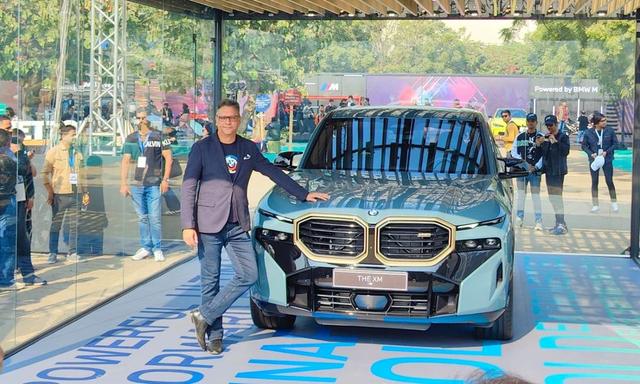 बीएमडब्ल्यू XM भारत में हुई लॉन्च कीमत Rs. 2.60 करोड़ से शुरू बीएमडब्लू XM की एक प्रमुख बीएमडब्लू किडनी ग्रिल के बगल में स्प्लिट हेडलैंप के साथ कॉन्सेप्ट के समान डिजाइन को बरकरार रखी गई हैय साइड प्रोफाइल भी अपरिवर्तित है.