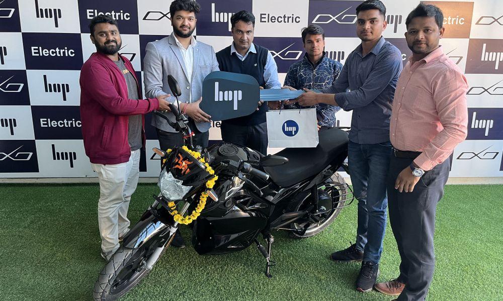 HOP Electric Begins OXO Electric Motorcycle Deliveries From Jaipur HOP इलेक्ट्रिक ने जयपुर, राजस्थान में OXO इलेक्ट्रिक मोटरसाइकिल के लिए ग्राहक डिलेवरी शुरू की है. कंपनी ने पहले 2,500 वाहनों की डिलेवरी करना शुरू कर दिया है.