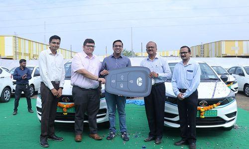 Tata Motors Signs MoU To Deliver 5000 Units Of The XPRES-T EVs To Everest Fleet टाटा मोटर्स ने एवरेस्ट फ्लीट प्राइवेट लिमिटेड के साथ बाद की कैब सेवाओं के लिए 5000 एक्सप्रेस-टी ईवी की डिलेवरी के लिए एक समझौता ज्ञापन पर हस्ताक्षर किए हैं. इस अनुबंध के तहत कंपनी को 100 कारें सौंपी गईं.