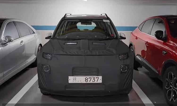 New Hyundai Subcompact SUV Spotted Testing In Global Markets नया मॉडल कंपनी के लाइन-अप में नए कैस्पर के ऊपर बैठ सकता है, हालांकि यह भारत में आएगा या नहीं, यह देखा जाना बाकी है.