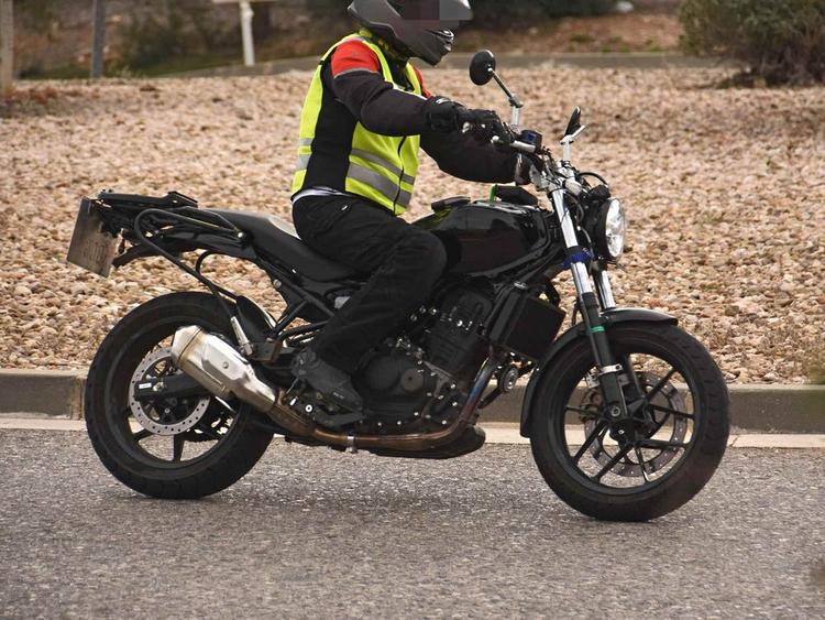 Royal Enfield 450 cc Roadster Revealed In Spy Shots रॉयल एनफील्ड के आने वाले 450 सीसी प्लेटफॉर्म पर एक एडवेंचर बाइक, एक स्क्रैम्बलर और एक कैफे रेसर सहित कई मॉडल होंगे. अब हमें रॉयल एनफील्ड 450 सीसी रोडस्टर टेस्टिंग के दौरान दिखी है.