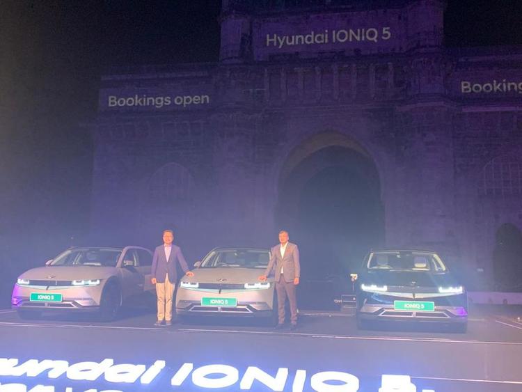 Hyundai Ioniq 5 Unveiled In India; Bookings Open ह्यून्दे Ioniq 5, कोना इलेक्ट्रिक के बाद ह्यून्दे की ओर से भारत में दूसरी इलेक्ट्रिक पेशकश होगी और कंपनी के E-GMP प्लेटफॉर्म पर बनने वाली पहली कार है.