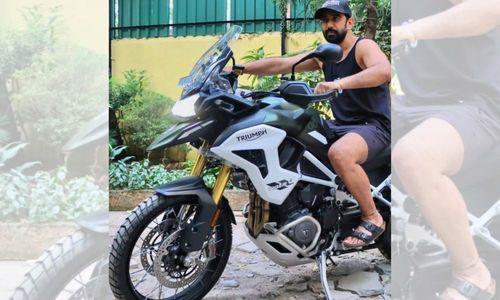 Bollywood Actor Amit Sadh Adds The New Triumph Tiger 1200 Rally Pro Worth Rs. 20 Lakh To His Garage अभिनेता अमित साध ने ट्रायम्फ मोटरसाइकिल इंडिया के बिजनेस हेड, शोएब फारूक को धन्यवाद देते हुए नई खरीद गई मोटरसाइकिल की घोषणा करने के लिए अपने सोशल मीडिया चैनल का सहारा लिया.