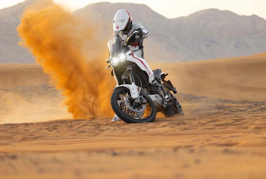 2026 Ducati DesertX & Monster To Get 890 cc V-Twin Engine नई मॉन्स्टर और नई डेजर्टएक्स में नया 890 सीसी, 90-डिग्री, वी-ट्विन इंजन मिलेगा, जो वर्तमान में पानिगाले वी2 और मल्टीस्ट्राडा वी2 में उपयोग किया जाता है.