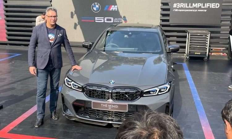 2023 BMW M340i Launched In India; Priced At Rs. 69.20 Lakh बीएमडब्ल्यू M340i फ़ेसलिफ़्ट कुछ स्टाइलिंग अपडेट्स, एक नया कैबिन, अधिक तकनीक और प्राणी आराम, और एक माइल्ड-हाइब्रिड पावरट्रेन के साथ आती है.