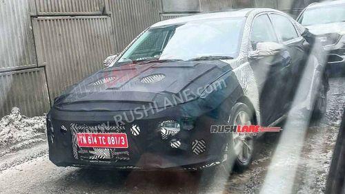 Next-Gen Hyundai Verna Spied Again; New Interior Details Revealed नई ह्यून्दे वर्ना एक बार फिर भारत में टैस्टिंग के दौरान नज़र आई है, जहां सेडान के कैबिन की कुछ झलकियां देखी गईं.