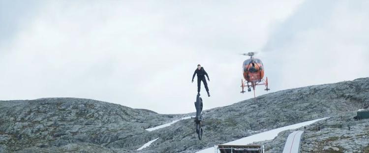 Tom Cruise Rides A Motorcycle Off A Cliff In ‘Mission Impossible: Dead Reckoning’ हॉलीवुड एक्शन मूवी स्टार, टॉम क्रूज़, अब तक का सबसे खतरनाक मूवी स्टंट करने का प्रयास करते हुए, एक चट्टान से मोटरसाइकिल कुदाई है