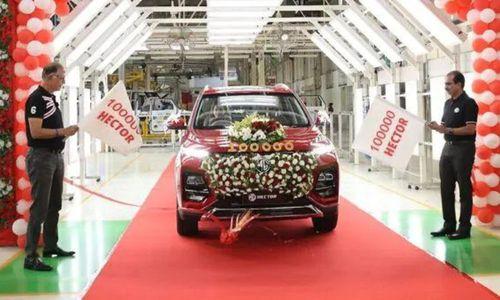 MG Motor Rolls Out 1 Lakh Units Of Hector From Its Halol Facility पहली बार 2019 में लॉन्च किया गया था. 1 लाख कारों के प्रोडक्शन का मील का पत्थर ऐसे समय में आया है जब कंपनी 5 जनवरी 2023 को एक नए एमजी हेक्टर के लिए तैयार हो रही है.