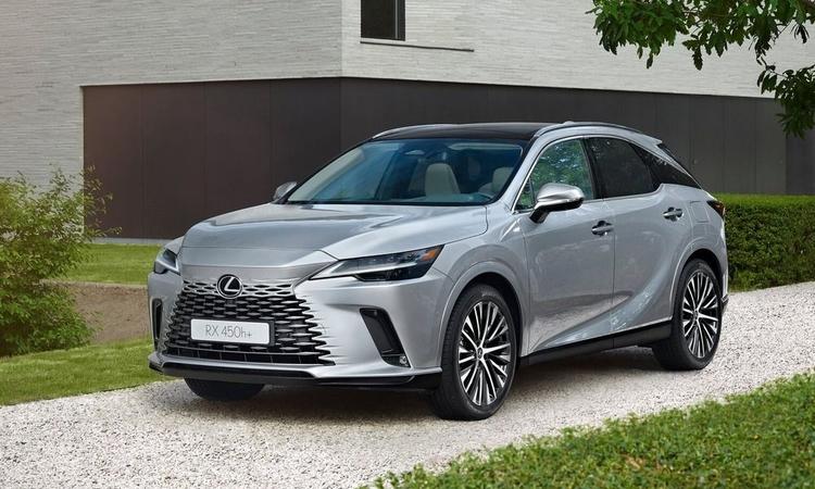 2023 Lexus RX SUV Deliveries Begin In India पांचवीं पीढ़ी की लेक्सस RX को दो वैरिएंट्स में पेश किया गया है, जिसमें RX 350h लक्ज़री और RX 500h एफ-स्पोर्ट+ शामिल हैं, जिसकी कीमत क्रमश: ₹95.8 लाख और ₹1.18 करोड़ (एक्स-शोरूम, भारत) है.