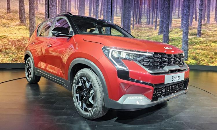 2024 Kia Sonet Facelift Unveiled In India किआ ने कई बदलावों के साथा आखिरकार सॉनेट फेसलिफ्ट से पर्दा उठा दिया है, सब कॉम्पैक्ट एसयूवी लेवल 1 ADAS फीचर्स के साथ भी आती है.