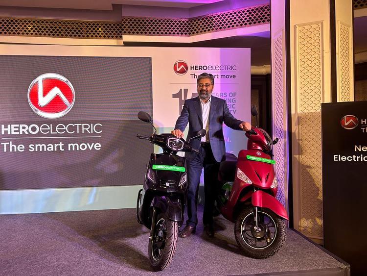 Hero Electric Unveils Updated Range Of Optima And Nyx Scooters 
हीरो इलेक्ट्रिक ने ऑप्टिमा और Nyx इलेक्ट्रिक स्कूटर की अपनी नई और बदली हुई रेंज को पेश किया. पेश किए जाने वाले नए स्कूटरों में ऑप्टिमा CX2.0, ऑप्टिमा CX5.0 और Nyx CX5.0 शामिल हैं.