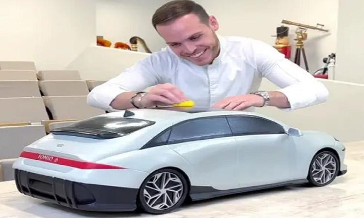 Hyundai Ioniq 6 EV Made Out Of Chocolate, Company Appreciates As Video Goes Viral पेस्ट्री शेफ अमौरी गुइचॉन सोशल मीडिया पर अपने चॉकलेटी कला के कारण काफी लोकप्रिय हैं. यहां तक कि वह स्क्रैच से चीजें बनाते हुए बड़ी-बड़ी वीडियो भी साझा करते हैं.