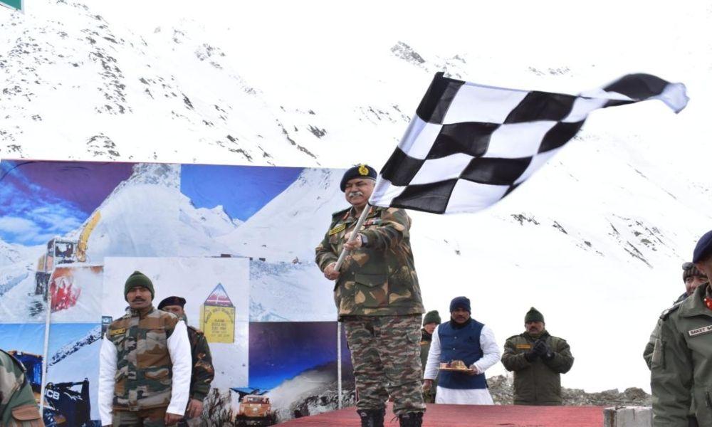 Border Roads Organisation Opens Strategic Zoji La Pass After A Closure Of 68 Days
जोजिला पास नई दिल्ली से 900 किमी उत्तर में श्रीनगर-कारगिल-लेह रोड (NH-1) पर 11,650 फीट की ऊंचाई पर स्थित है. यह कश्मीर घाटी और लद्दाख क्षेत्र के बीच एक महत्वपूर्ण रणनीतिक कड़ी प्रदान करता है.