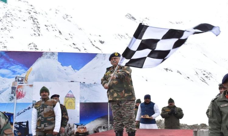 Border Roads Organisation Opens Strategic Zoji La Pass After A Closure Of 68 Days 
जोजिला पास नई दिल्ली से 900 किमी उत्तर में श्रीनगर-कारगिल-लेह रोड (NH-1) पर 11,650 फीट की ऊंचाई पर स्थित है. यह कश्मीर घाटी और लद्दाख क्षेत्र के बीच एक महत्वपूर्ण रणनीतिक कड़ी प्रदान करता है.