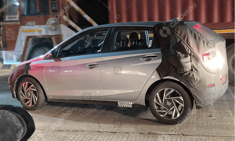 Spy Shots Capture Upcoming Hyundai i20 Facelift Testing in India फेसलिफ्टेड i20 की जासूसी तस्वीरें एक नए सिरे से डिजाइन किए गए फ्रंट और रियर प्रोफाइल का संकेत देते हैं, हालांकि इंजन में कोई बदलाव की उम्मीद नहीं है.