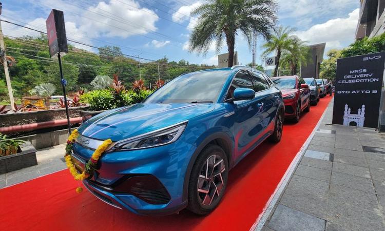 Premium, Luxury EVs Get Pricier In Karnataka With Imposition Of 10% Lifetime Tax राज्य में आजीवन टैक्स लागू होने के कारण जिन ब्रांडों के इलेक्ट्रिक वाहन अधिक महंगे हो जाएंगे उनमें ह्यून्दे, किआ, मर्सिडीज-बेंज, बीएमडब्ल्यू, बीवाईडी, वॉल्वो और ऑडी शामिल हैं.