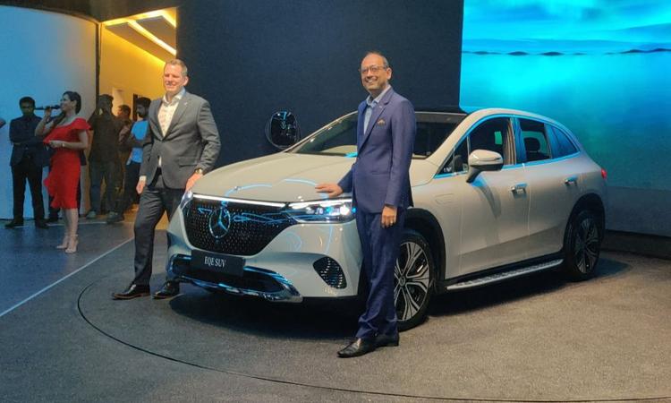 Mercedes-Benz EQE Electric SUV Launched In India At Rs 1.39 Crore अभी के लिए, EQE, जो देश में सबसे बड़ी बैटरी से चलने वाली मर्सिडीज एसयूवी है, एक ही वैरिएंट में उपलब्ध होगी.