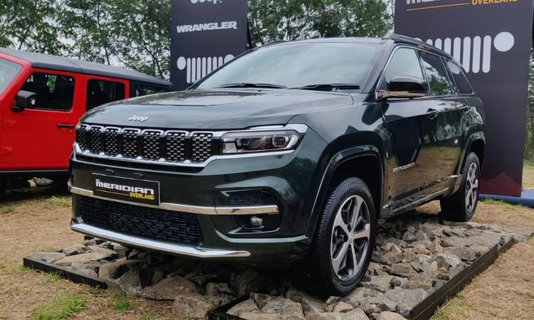 Jeep Meridian Overland Revealed; Third Special Edition Variant Of SUV For India बाज़ार में उपलब्ध अपलैंड और एक्स की तरह, ओवरलैंड भी केबिन और बाहरी हिस्से में कुछ खास फीचर्स के साथ आया है.