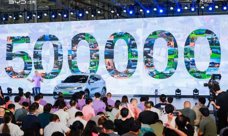 BYD Global Achieves Production Milestone Of 5,00,000 Units For Its Atto 3 SUV Atto 3 भारत में BYD द्वारा पेश किया गया दूसरा वाहन है जिसे नवंबर 2022 में लॉन्च किया गया था.
