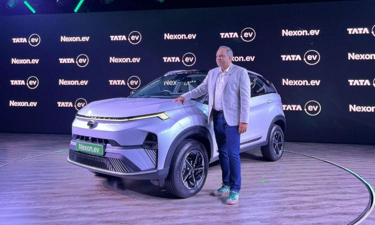Tata Nexon EV Facelift Launched In India; Prices Start From Rs 14.74 Lakh फेसलिफ्टेड नेक्सॉन ईवी कई महत्वपूर्ण बदलावों के साथ आती है और इसे दो वैरिएंट में लॉन्च किया गया है, जिसमें मिड रेंज और लॉन्ग रेंज मॉडल शामिल हैं.