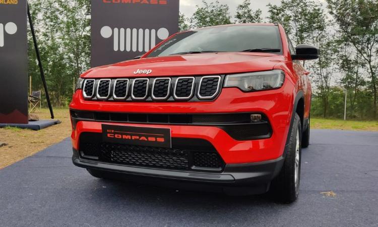 Jeep Compass Sport Trim Prices Slashed By Rs. 1.70 Lakh जीप कंपस स्पोर्ट वेरिएंट की कीमत अब रु.18.99 लाख है, जो पिछली कीमत से रु.1.70 लाख कम है.