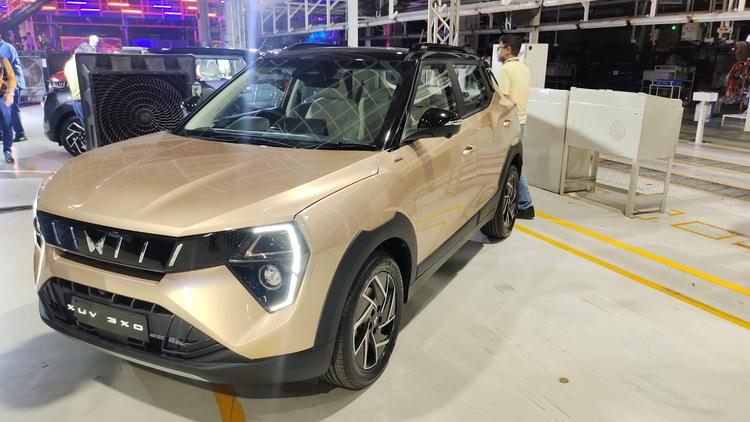 Mahindra XUV 3XO Launched At Rs 7.49 Lakh; Gets Level 2 ADAS, Dual-Zone Auto AC XUV300 नाम को छोड़कर महिंद्रा की सबकॉम्पैक्ट एसयूवी दो पेट्रोल इंजन विकल्पों के साथ-साथ 1.5-लीटर डीजल इंजन के साथ जारी है और कुल नौ ट्रिम्स में उपलब्ध है.