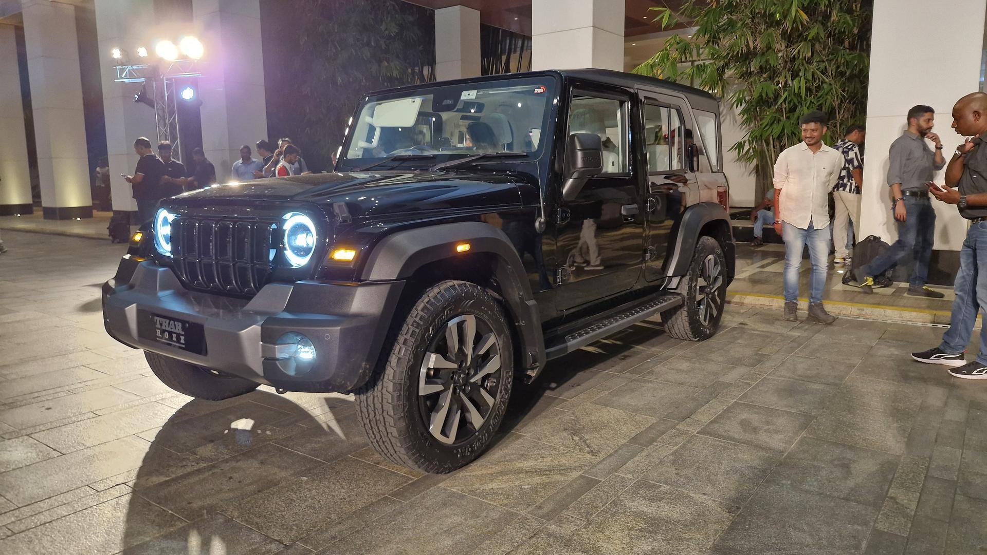 महिंद्रा थार रॉक्स की बुकिंग 3 अक्टूबर से होगी शुरू, कीमतें, वैरिएंट और फीचर्स का हुआ खुलासा थार रॉक्स को छह ट्रिम स्तरों और दो पेट्रोल और डीजल इंजन विकल्पों के साथ पेश किया जाएगा.