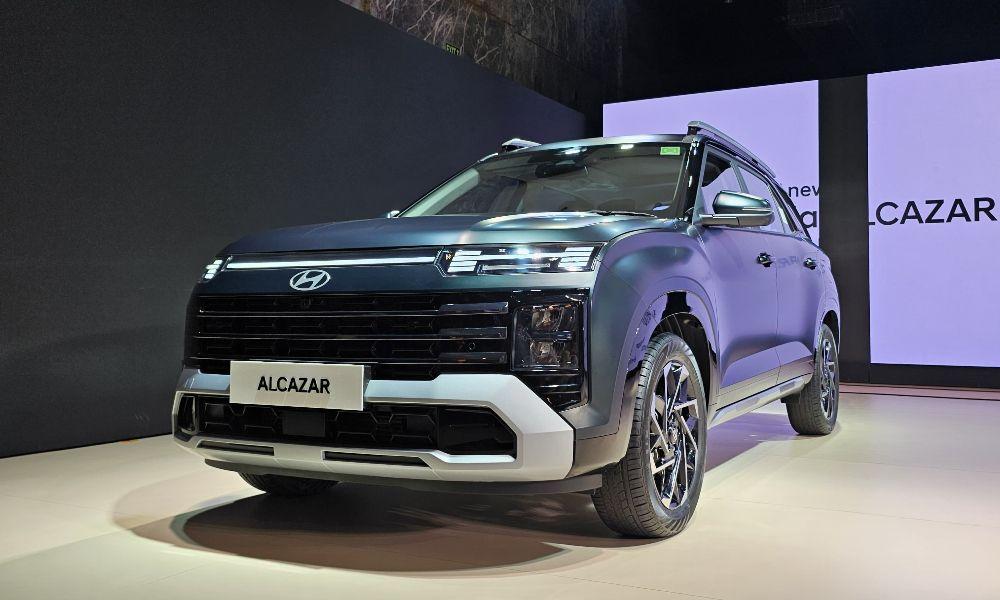 अल्कज़ार फेसलिफ्ट को चार ट्रिम स्तरों, दो इंजन विकल्पों, तीन ट्रांसमिशन विकल्पों और नौ बाहरी पेंट योजनाओं में पेश किया गया है.