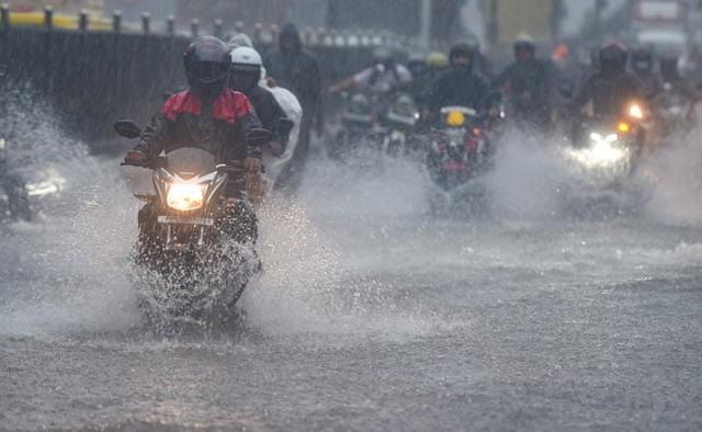 निम्नलिखित पांच सवारी टिप्स के साथ बारिश में मोटरसाइकिल चलाना सुरक्षित और मज़ेदार बनाएं. 