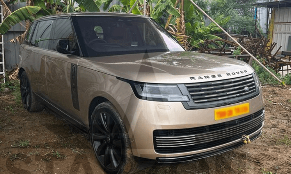Mahesh Babu Purchases Gold-Hued Range Rover SV Worth Over Rs 4 Crore एसयूवी, जिसकी कीमत ₹4 करोड़ से अधिक है, उनके गैराज में अन्य वाहनों की श्रृंखला में शामिल हो गई है जिसमें रोल्स-रॉयस घोस्ट, ऑडी ए 7, बीएमडब्ल्यू 7 सीरीज और मर्सिडीज-बेंज एस-क्लास शामिल हैं.