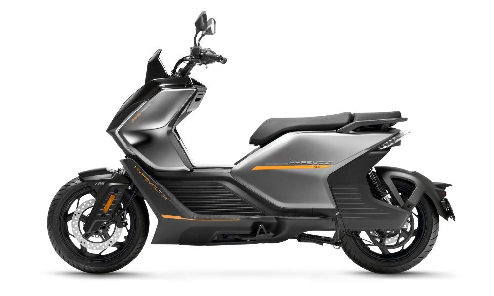 Keeway's First Electric Scooter For India To Feature 14-Inch Wheels And ABS; Launch In June अपने घरेलू बाज़ार में 'EZI' सब-ब्रांड के तहत बेचे जाने वाला, कीवे का हाइपवोल्ट भारत के उभरते लेकिन तेज़ी से बढ़ते प्रीमियम इलेक्ट्रिक स्कूटर बाज़ार में अपनी जगह बनाएगा, जिसकी अनुमानित कीमत रु.3 लाख से ज़्यादा होगी.