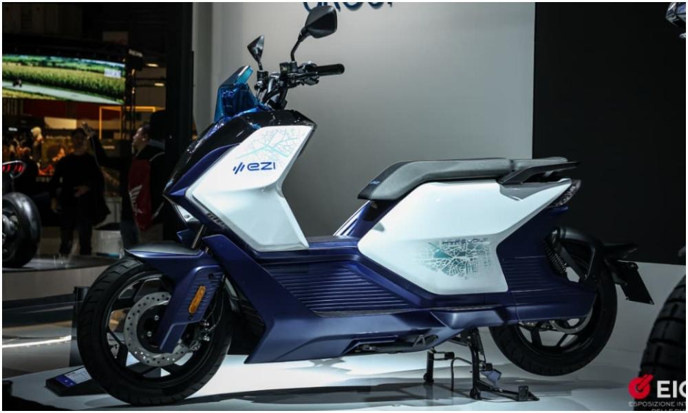 Keeway Hypevolt-R Launched In India At Rs 1.99 Lakh: 5 kWh Battery, 14-Inch Wheels, ABS And More भारत के लिए कीवे (Keeway) के पहले इलेक्ट्रिक स्कूटर में रियर कैमरा और ब्लाइंड स्पॉट डिटेक्शन जैसे फ़ीचर्स भी हैं; इसकी कीमत TVS X से कम है और यह लगभग एथर (Ather) के 450 Apex जितनी ही है.