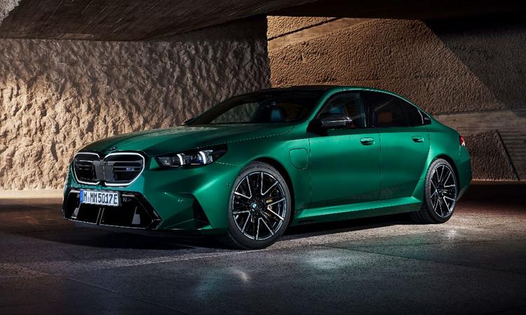New BMW M5 Revealed: 717 BHP Super-Sedan Gains Plug-In Hybrid Power; Weighs Over 2.4 Tonnes सातवीं पीढ़ी की बीएमडब्ल्यू एम5 अब तक की सबसे बड़ी और भारी है; वर्ष के अंत में शुरू होने वाली वैश्विक बिक्री से पहले जुलाई 2024 में उत्पादन में प्रवेश करना है.