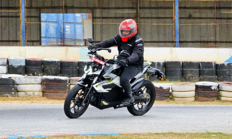 Orxa Mantis Electric Motorcycle First Ride: A Glimmer Of Potential, But It’s Undercooked लगभग एक दशक में बनकर तैयार हुई मंटिस, पहले दिखाए गए कॉन्सेप्ट मॉडलों से काफी अलग है, लेकिन इसमें अभी भी काफी काम और बदलावों की जरूरत है, आइये विस्तार से जानते हैं.