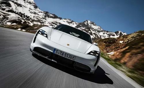 Porsche Reportedly Recalls 40,000 Taycan EVs पोर्श को टायकान के साथ प्रोडक्शन संबंधी समस्याएं आ रही हैं.