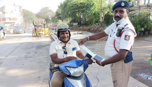 बेंगलुरु के आरटी नगर के एक ट्रैफिक पुलिसकर्मी ने हाल ही में एक और पुलिसकर्मी पर जुर्माना लगाया, जो आधा हेलमेट पहनकर स्कूटर चला रहा था, जिसकी तस्वीर आरटी नगर ट्रैफिक बीटीपी ने अपने ट्विटर हैंडल साझा की है.